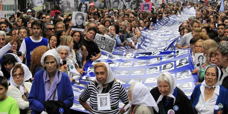 DinamoPress's tweet photo. A 43 anni dal golpe militare in #Argentina attesa tra poche ore una enorme mobilitazione in tutto il paese: memoria, verità e giustizia per i 30mila desaparecidos, contro la repressione di ieri e di oggi, contro il FMI e il governo Macri #24Marzo #MemoriaVerdadJusticia https://t.co/eC1YTEPuNY