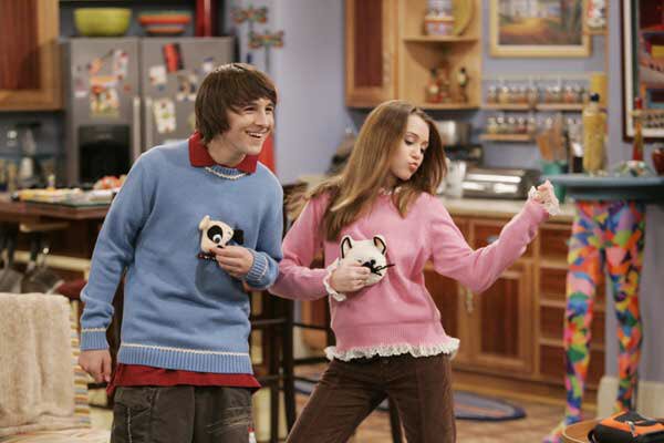 PopCrave's tweet photo. 13 years ago today, the first episode of the iconic ‘Hannah Montana’ premiered on Disney Channel, kicking off the first of four seasons. The show defined childhoods for many and helped to launch the career of the now-megastar, @MileyCyrus. https://t.co/MDtoVdzW5c