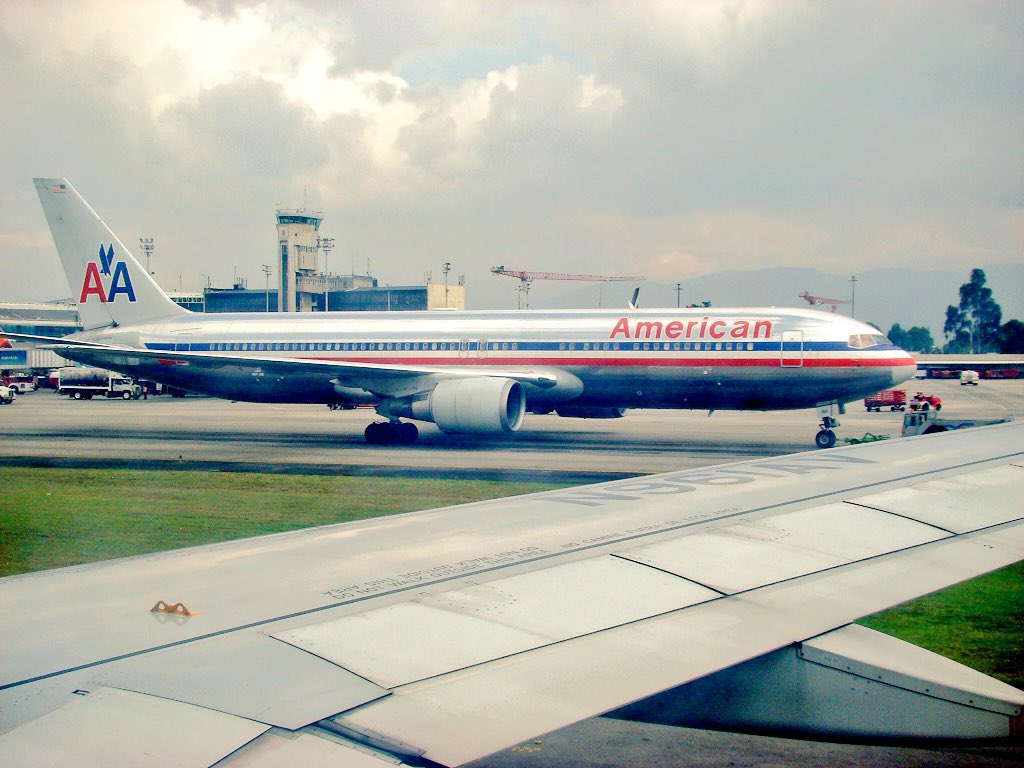 Histórica.B767 de <a href="/AmericanAir/">americanair</a> en el viejo aeropuerto de Bogotá <a href="/n_larenas/">Nicolás Larenas ✈️</a> <a href="/edelweiss330/">MD80 Plane</a> <a href="/juvenalvtjunior/">Junior 🇧🇷🇺🇦🇺🇦🇧🇷</a> <a href="/edwrocc/">Rocco 🇮🇹 ✈️</a> @De_aviacion <a href="/SpottersArg/">Vuelos y Spotters ✈</a> <a href="/avgeekyyz/">Plane Spotting</a> <a href="/SpotterW/">spotter wilfred</a> <a href="/SAirplanes/">Spotter Airplanes</a> <a href="/SpottingBogota/">Spotting Bogotá</a>
