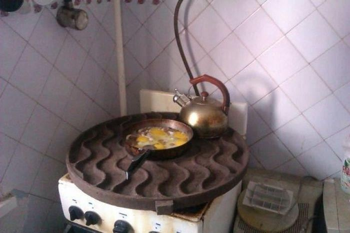 Умный "счётчик Роттенберга", поставленный в эту квартиру , через неделю сошёл с ума.