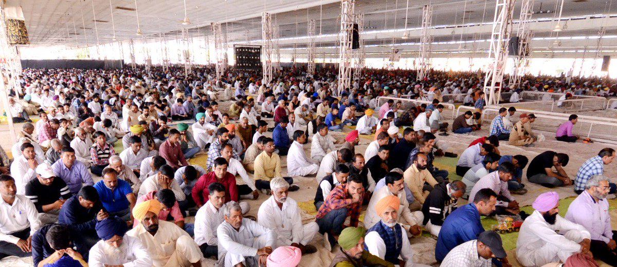 middha_sweety's tweet photo. Hundred of Sewadars distributed langar and parshad after Naamcharcha in few minutes #NaamcharchaAtDSS24thMarch https://t.co/wWCnCflwTG