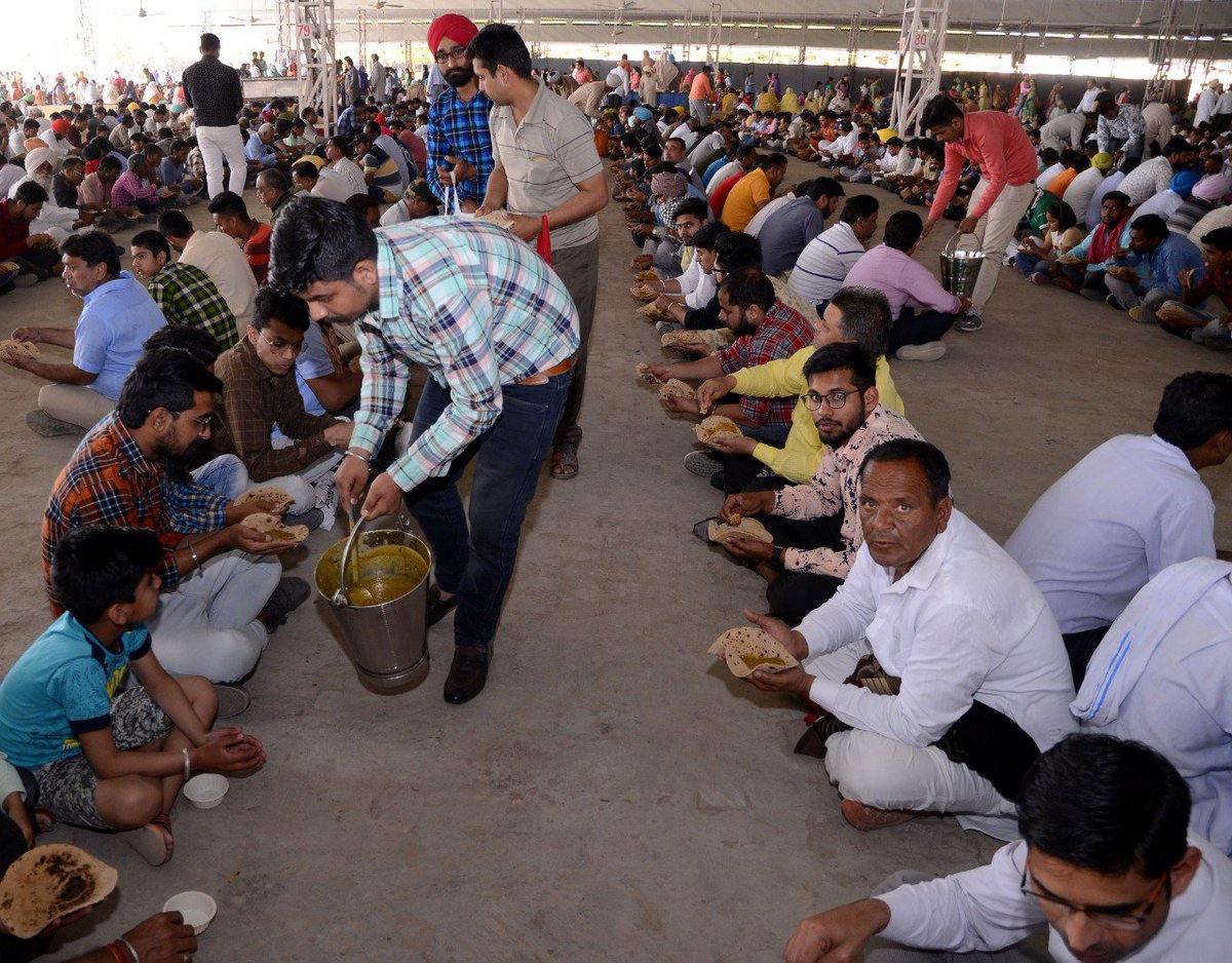 middha_sweety's tweet photo. Hundred of Sewadars distributed langar and parshad after Naamcharcha in few minutes #NaamcharchaAtDSS24thMarch https://t.co/wWCnCflwTG