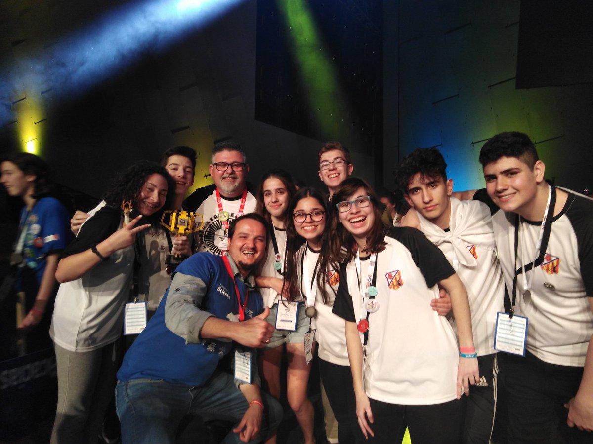 legomastereus's tweet photo. PRIMER PREMIO AL TRABAJO EN EQUIPO!! NOS VAMOS A TURQUIA! Muchas gracias todos, ha sido una experiencia inoblidable. Y en especial a @FLLCanarias y @INtechTenerife por organizar este maravilloso evento. #MoreThanRobots #FLLGRANFINAL #MasterFamily #INTOORBIT @FLLSpain https://t.co/0PEl4ypnXb