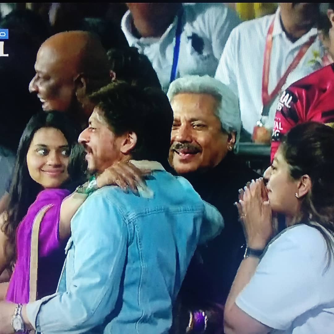 teamsrknepal's tweet photo. Congratulations #KKR
Precious Smile of @iamsrk 💜💜💜That's how we roll ! That's how we win 😍 #RussellPower
And KKR won like a BOSS 😍
Stole the show, best welcome match 😍
@iamsrkclub @KKRiders @teamsrkfc @RedChilliesEnt @pooja_dadlani @gaurikhan @Russell12A https://t.co/52IBQuquUS