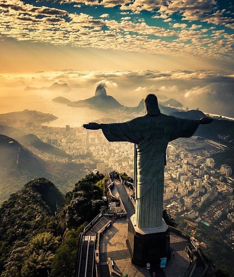 TravelexIntl's tweet photo. Good Sunday morning!⁣
⁣
Christ the Redeemer is an Art Deco statue of Jesus Christ in Rio de Janeiro, Brazil. The statue is 124 feet high, including its 26 ft pedestal! The arms stretch 92 ft wide. It is listed as one of the New7Wonders of the World.⁣ #traveltheworld #sunday https://t.co/WaZwDYHgQJ