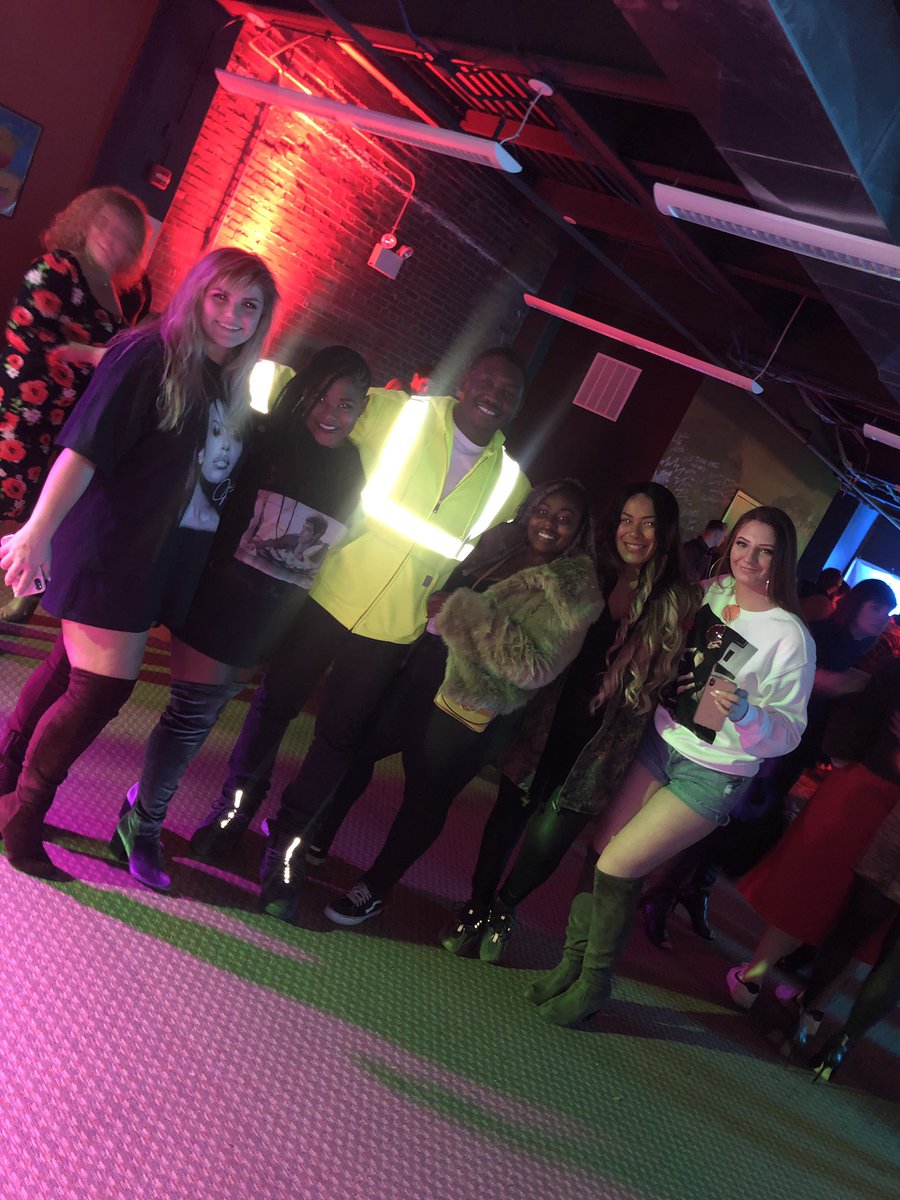 hollywoodglammy's tweet photo. itβs just a vibe if you wanna know. #patternparty ππ½ https://t.co/8qKirdSSMI