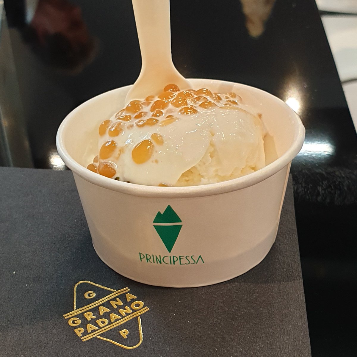 GranaPadanoDOP's tweet photo. Transumanza: gelato al #GranaPadano #DOP #Riserva presentato a Identità di Formaggio @identitagolose, la creazione dello chef Iginio Ventura @pina_gel https://t.co/4NEPZRWG9Q