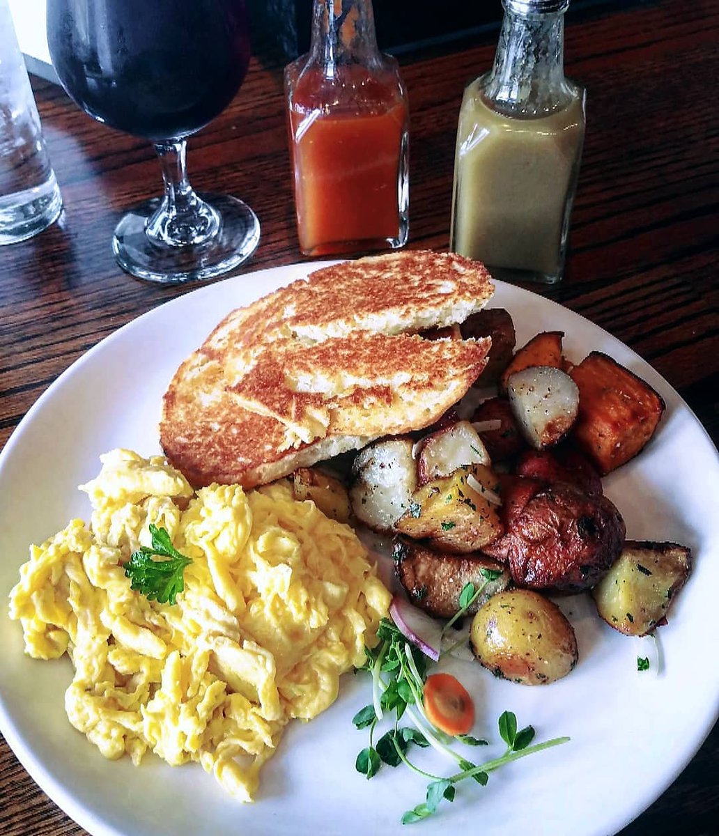 Rhode_Eats's tweet image. When it comes to Brunch🍳🥓 in Pvd - we're fortunate as there's no shortage of amazing spots to choose from🤤. However, after many visits one always seems to stand out for its consistancy and commitment to perfection - cheers to the one and only @nicksonbroadway ❤

#RhodeEats