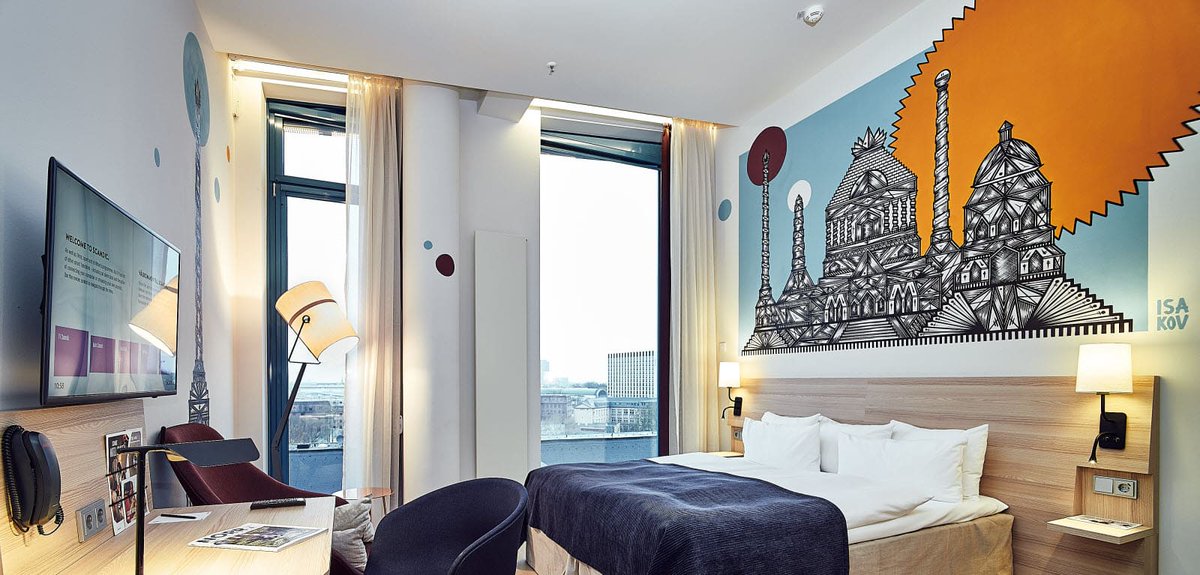 GreenCityTrips's tweet photo. A jolly good view and artsy design at #scandicemporio by @ScandicGlobal - one of those places where you feel home as you walk in. Strong #sustainability profile too, which is why we chose it as our home/base in #Hamburg for 3 nights. You should too! https://t.co/rshVPcQDre