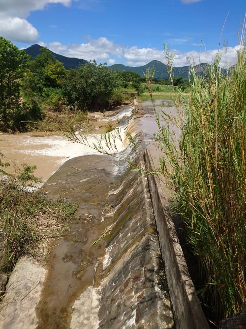 IdaiRelief's tweet photo. UPDATE: Here's a picture of Manyera Dam's spillway taken today. The red line on the second picture shows the part of the one brick wide, "fuse plug spillway" that was washed away.

The main, masonry spillway and earth dam wall are both intact and no further flooding is expected. https://t.co/Kzn4IJ9CS8