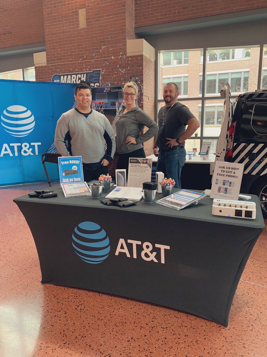 Second Day at NCAA March Madness! After you’re done asking about our unbeatable products and services let’s see if you can beat the current high score in Pop-A-Shot! Love this team!💙🚙🏀 #NCAA #MarchMadness #MobileMadness #MobileTakeOHver #FirstNet #ATTEmployee #aviatOHrs <a href="/ATT/">AT&T</a>