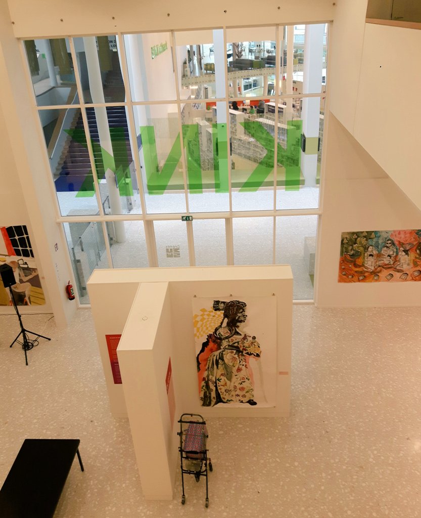 sneltekenaars's tweet photo. Mooi optreden als #sneltekenaar Hugo in #KINK te Assen. Konden moeders met dochter of zoon zich gister laten tekenen in opdracht van @DrentsMuseum #DeMoederDeVrouw @Boekenweek tentoonstelling #DeVrouw in de #kunst
#portretartiest #karikaturist https://t.co/moLEYpkqQW