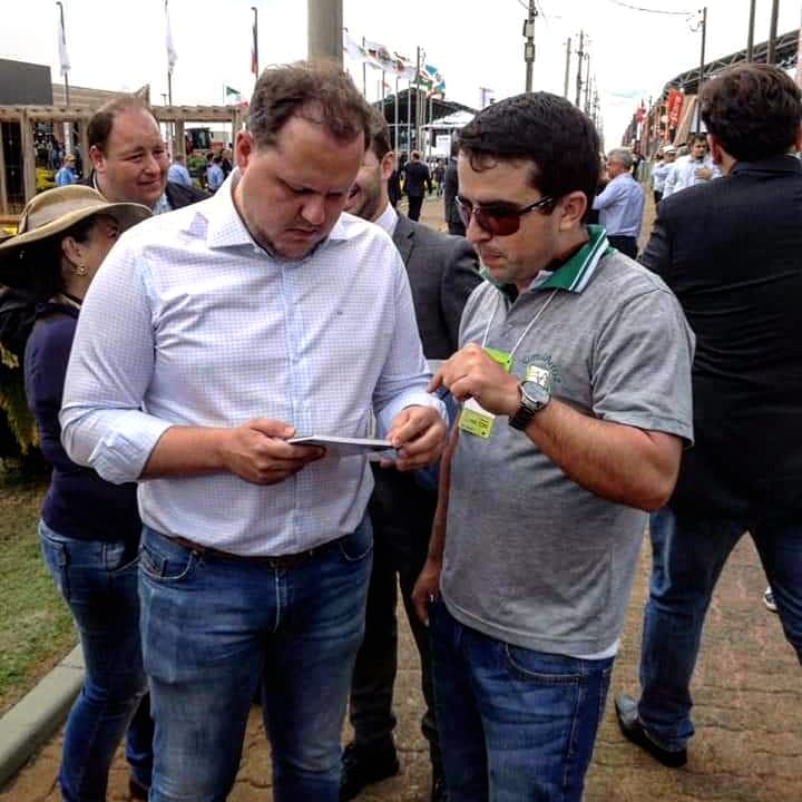 efieldcrops's tweet photo. 🌿🌿 Secretário da Agricultura do Rio Grande do Sul está com o livro de Soja mais lido no Brasil😄
😎😎 Durante a Expodireto Cotrijal 2019 foi entregue ao Covatti Filho, Secretário de Agricultura do RS, o livro de ecofisiologia de soja.
#SimulArroz #Soja #SecretariadeAgricultura https://t.co/mt08jYuszP