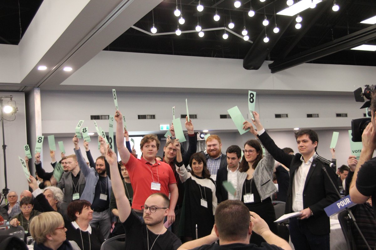 partiquebecois's tweet photo. Les jeunes du #PQ en plein vote au #ConseilNational ! #polqc #CN https://t.co/TVFFJT5gNO