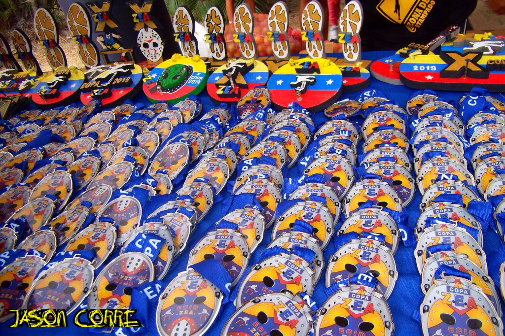 Jasonvenezuela's tweet photo. Medallas (caminata Jason corre) X Copa ZEA @OzzieZea 2019. #atletismo #FVA #deporte #2019 #copazea @feveatletismo1 https://t.co/MRJKvbbNbZ