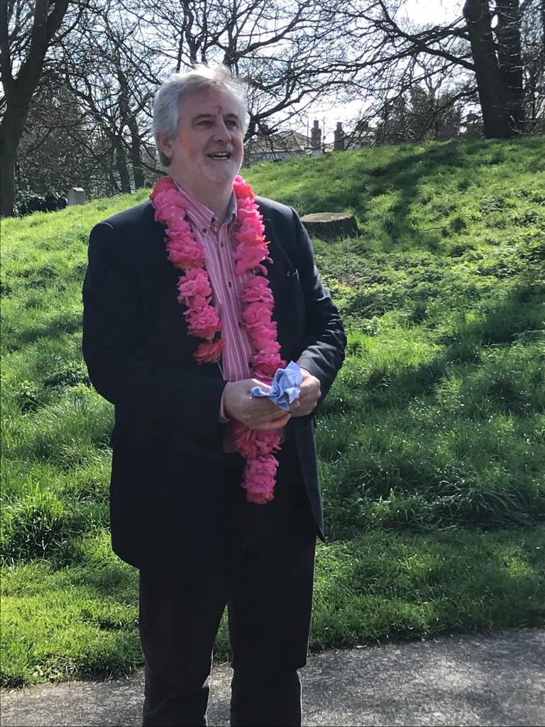 WoolwichTemple's tweet photo. Great to have @CliveEfford come to play and join in with our Holi festivities! #Holi2019 #FestivalOfColours https://t.co/IPCPtdJaPU