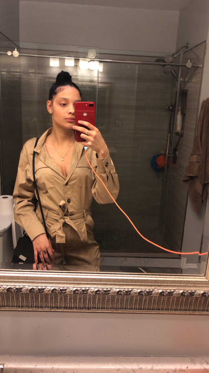 cozym0m's tweet image. I’m a pretty bitch, hell naw don’t need no makeup🧝🏽‍♀️ #datpart