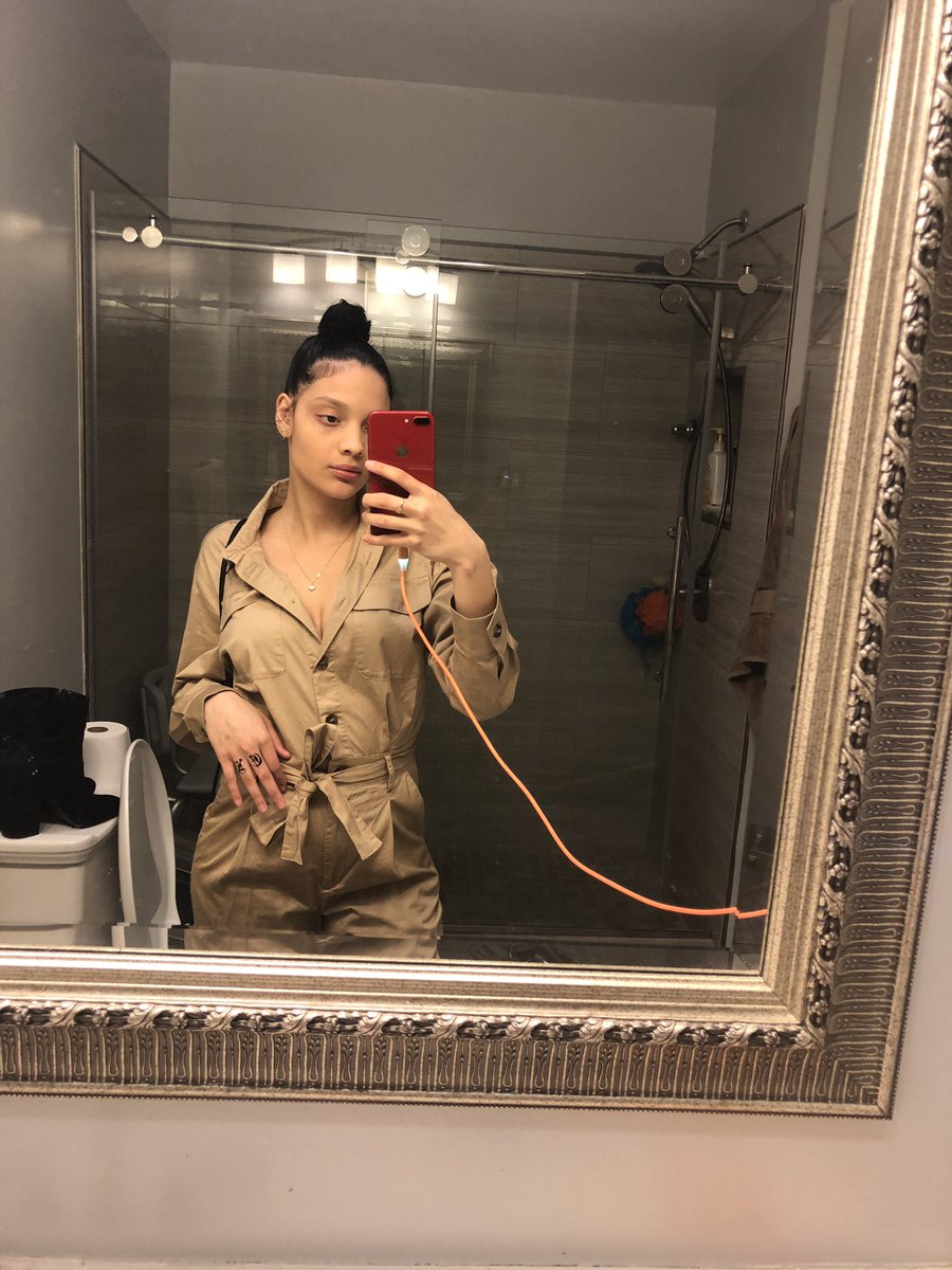 cozym0m's tweet image. I’m a pretty bitch, hell naw don’t need no makeup🧝🏽‍♀️ #datpart