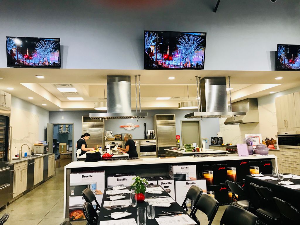 cookswarehouse's tweet photo. Today’s the last day to get 15% off your class registration using code FLOWERS19. We’ve got an amazing lineup of chefs this quarter, don’t miss out! #cookswarehouse #cookingclasses #tcwclass #discount https://t.co/4ZFkMKqvcW