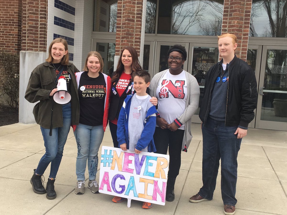 NKY_KFTC's tweet photo. We just left the #MarchForOurLives in #FtThomas! So proud of the students who organized it, and the community that came out to support! #GunSense @MomsDemand @AMarch4OurLives #NKY #March4OurLives https://t.co/JSvBc34zCf