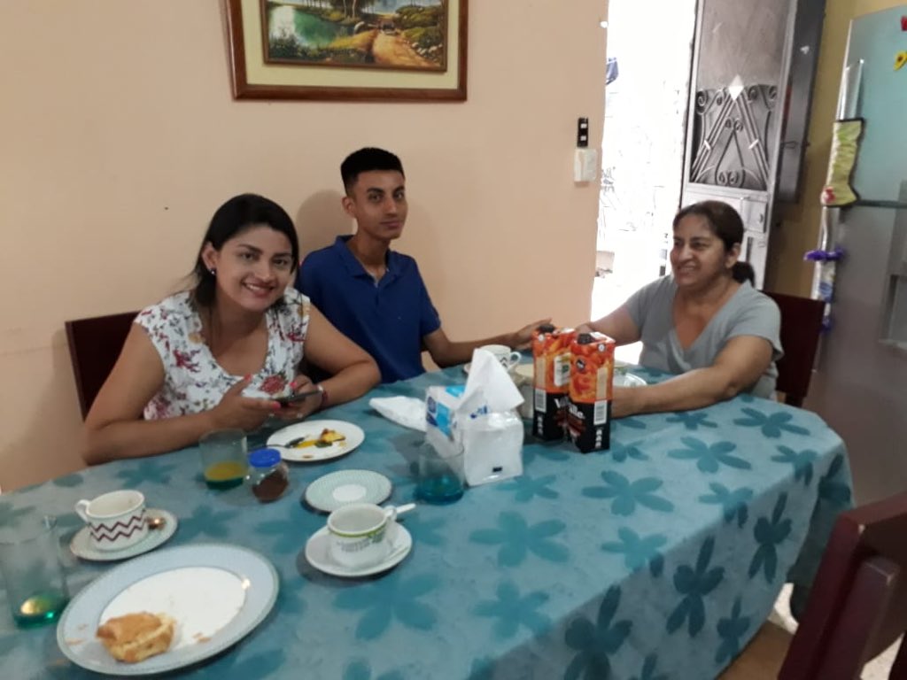 Esta mañana desayuné acompañada de mi familia en mi querida parroquia Pascuales de Guayaquil.  Gracias mamá y papá por forjar en mi los principios que me guían en un día como hoy.

Gracias amor por ser ese compañero que no desmaya en la construcción de un país mejor.