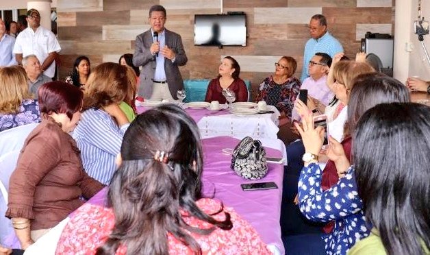 FPcomunica's tweet photo. Yo siento que el mayor legado de  nuestros gobiernos, ha sido establecer en la Constitución de la República un artículo sobre la equidad de genero, manifestó el presidente Leonel, en un desayuno con mujeres de los sectores sociales de Hermanas Mirabal.
#LeonelEscuchaSalcedo https://t.co/K0Y4rxJbaB