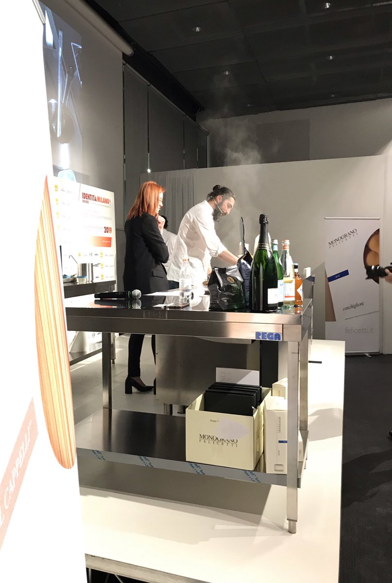 identitagolose's tweet photo. Dove comincia il bosco.
@rikigaspari a Identità di Pasta prepara ‘Un nido nel bosco’, spaghetti al pino mugo
#IGmi19 @Pasta_Felicetti https://t.co/2BOZlTHkUl