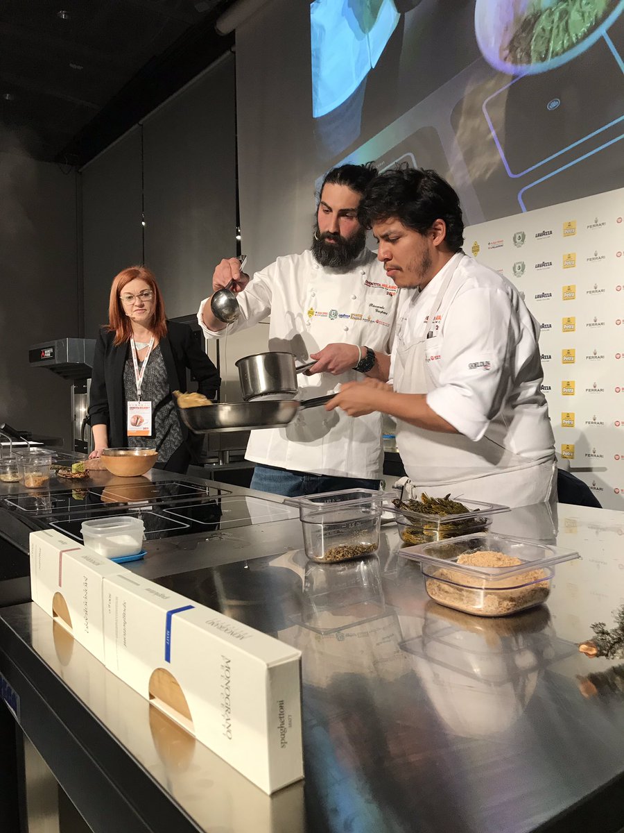 identitagolose's tweet photo. Dove comincia il bosco.
@rikigaspari a Identità di Pasta prepara ‘Un nido nel bosco’, spaghetti al pino mugo
#IGmi19 @Pasta_Felicetti https://t.co/2BOZlTHkUl