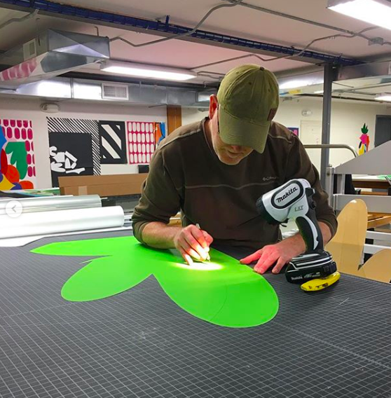 PrintedEditions's tweet photo. Maser working in the studio at @TandemPressUW https://t.co/CS8oCata6C #Maser #art #artist #printmaking #printmaker #collectprints #contemporaryart #fineart #masterprinter https://t.co/T0RNNpxPRM