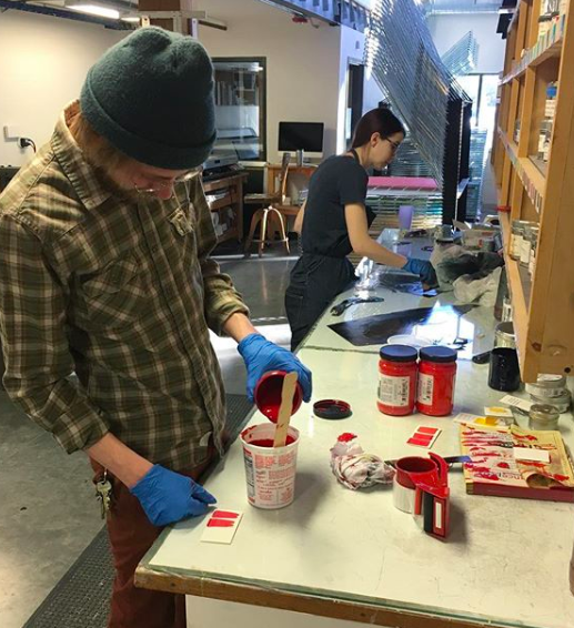PrintedEditions's tweet photo. Maser working in the studio at @TandemPressUW https://t.co/CS8oCata6C #Maser #art #artist #printmaking #printmaker #collectprints #contemporaryart #fineart #masterprinter https://t.co/T0RNNpxPRM