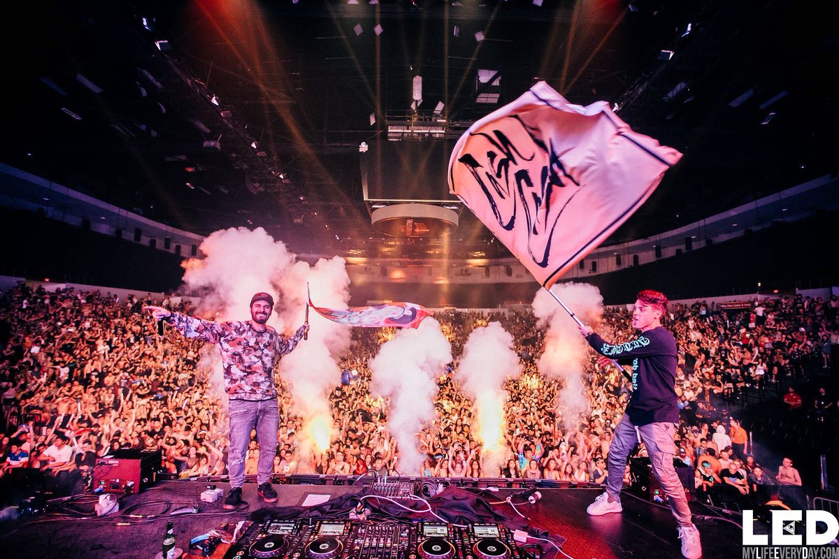myLEDUSA's tweet photo. Throwback to #MYLEDUSA18 with Cash Cash making waves during their set. Were you there?
🇺🇸
Let’s make moves at Petco Park over #MDW! ✌️days, ✌️ Stages and lots of music! LAST CHANCE for Advance Sale tix 👉🇺🇸 https://t.co/REC0Gh6j8G https://t.co/jxlgrQQCbM