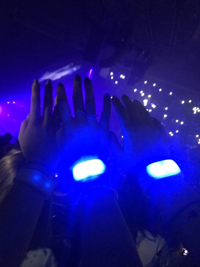 lostingiulia's tweet photo. @ShawnMendes did this.
We met at the illuminate world tour almost two years ago, been friends since then.
We live in different places, but music unites people all over the world.
Thank you Shawn https://t.co/jf5eyzQ9In