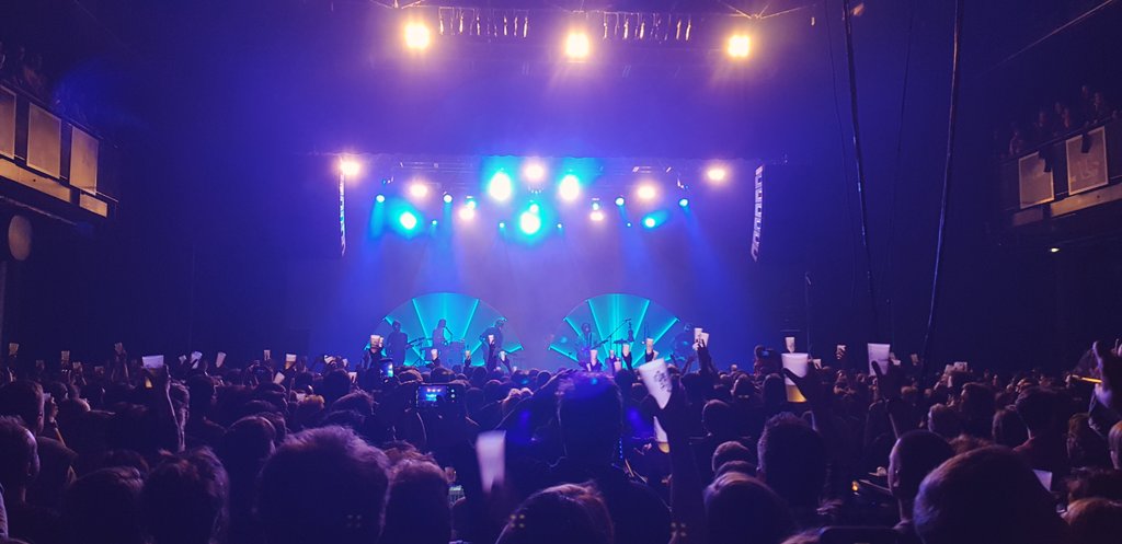 SammyNeyrinck's tweet photo. Ik beken. Ik ben fan. Drie keer in zeven weken naar dezelfde @balthazarband is veel. Maar nooit teveel. Nu in Noord-Franse achtertuin @Aeronef. #FeverTour #TheBestBandFromBelgium #ErLigtTapisPleinOpHetPodium #JinteIsVanOns https://t.co/knvKM8QmQ6