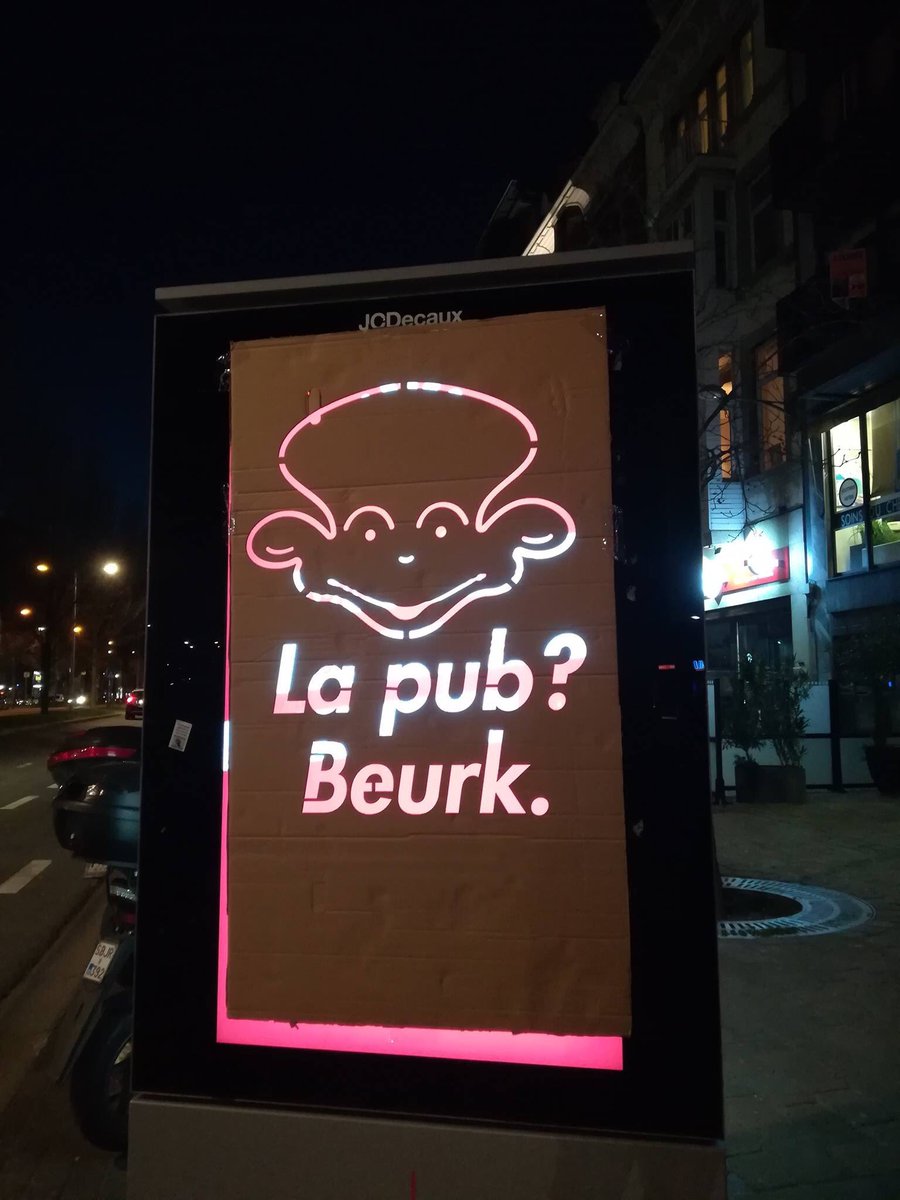 📺 On a jeté nos TV, alors ils ont installé des TV dans la rue qui diffusent des pubs en permanence, sans télécommande et sans bouton "off".
À Liège, JCDecaux a installé 30 écrans illégaux en + des 20 prévus par le contrat. Ce 25 mars, reprenons ces espaces volés! #SubvertTheCity