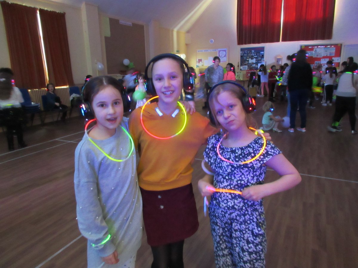 4thWestWickham's tweet photo. West Wickham District Rangers, Guides, Brownies and Rainbows 'Dressed up and Danced' for @macmillancancer this weekend raising an incredible ยฃ400. @Guiding_LaSER #DressUpandDance #TakeAction https://t.co/6Nd9ySIRpJ