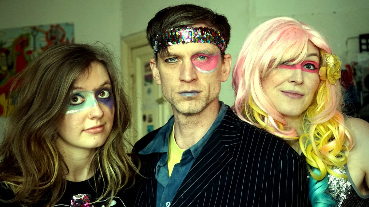 alfred_ladylike's tweet photo. Watch out, #Warsaw! I'm opening for #synthpop badboy @blastingbrains aka #SPT and the scorcher of innocent #violins everywhere, Sorcha Thompson - April 15th at #chmury. #AlfredLadylike has all-new #ukulele #folktronica to share! Who remembers the teabags?
#Warschau #Warszawa #uke https://t.co/wosLDx227r
