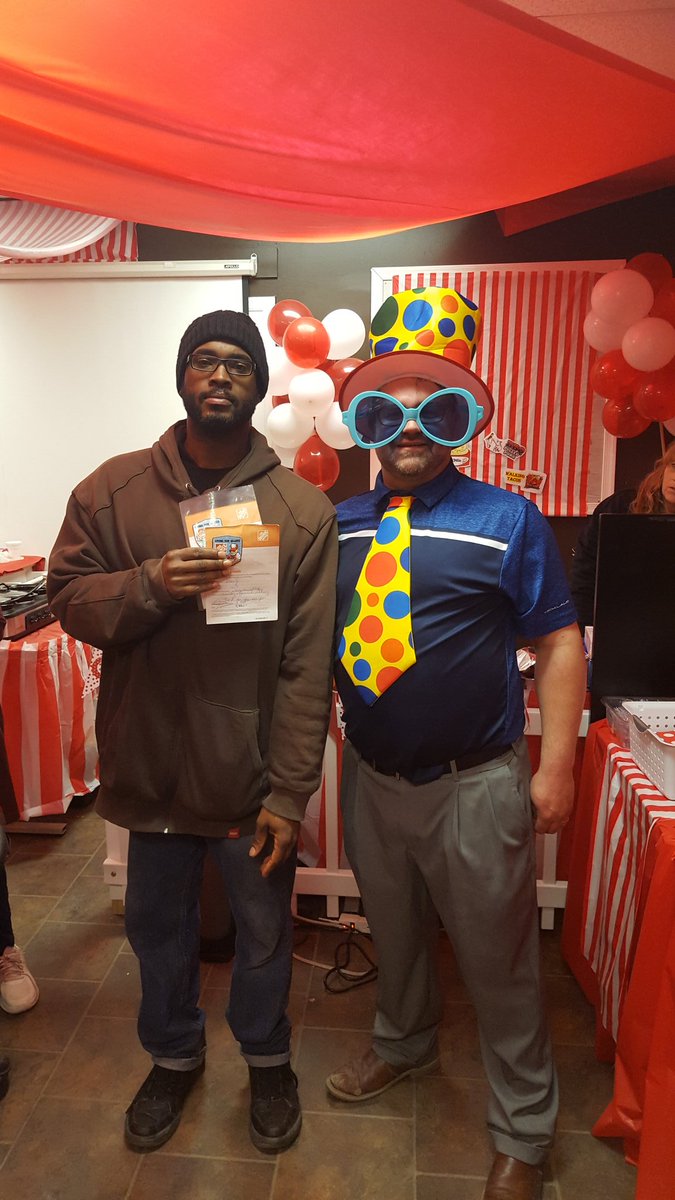 woboat1's tweet photo. Chris recognizing some outstanding associates at 1603! #BuiltToBringIt #D164orangeproud @MYoungson1603 @b_mungul @ssimmonshd1603 @HDguyDE @TaiatTHD https://t.co/7WeFtZksF5