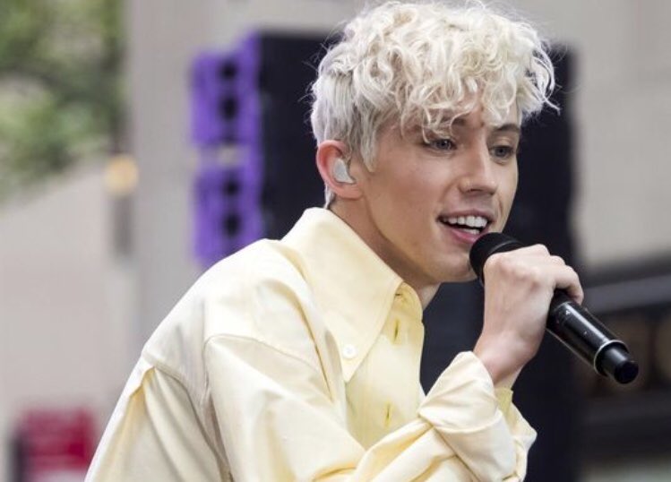 e4envy__'s tweet photo. I’m about to cry becuase I can’t tag troye Sivan in my photos PLEASE let me tag you Troye PLEASE https://t.co/qfn3NthvMk