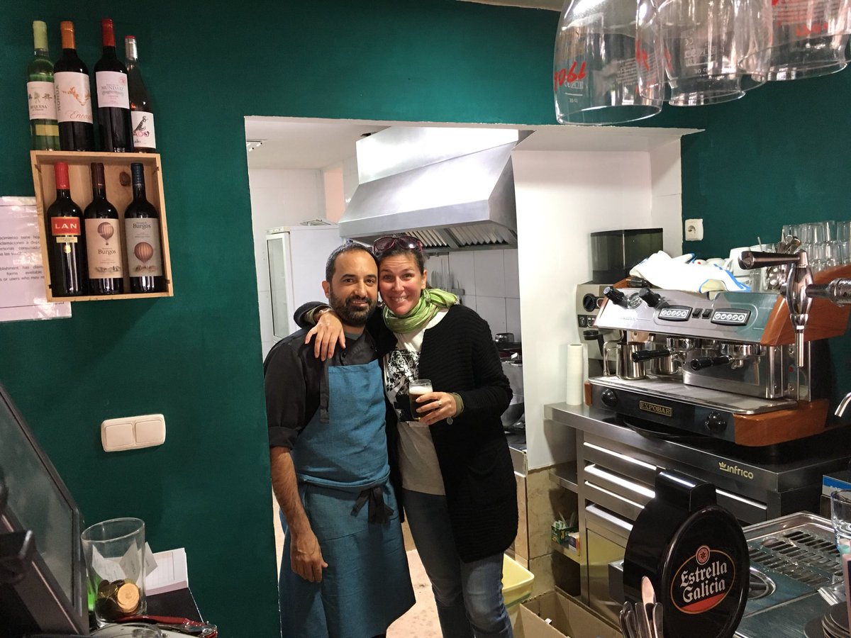 tamaraesteve's tweet photo. Con mi amigo Victor en su recién estrenado bar “La ola”, excelente cocinero pero mejor persona. Entorno familiar de cocina mediterránea. Está en la plaza De la Iglesia del Rincón de la Victoria. No te lo pierdas!!!! Sin duda para nosotros será lugar de encuentro. QUE RICO TODO😋 https://t.co/yGcrUOURwl