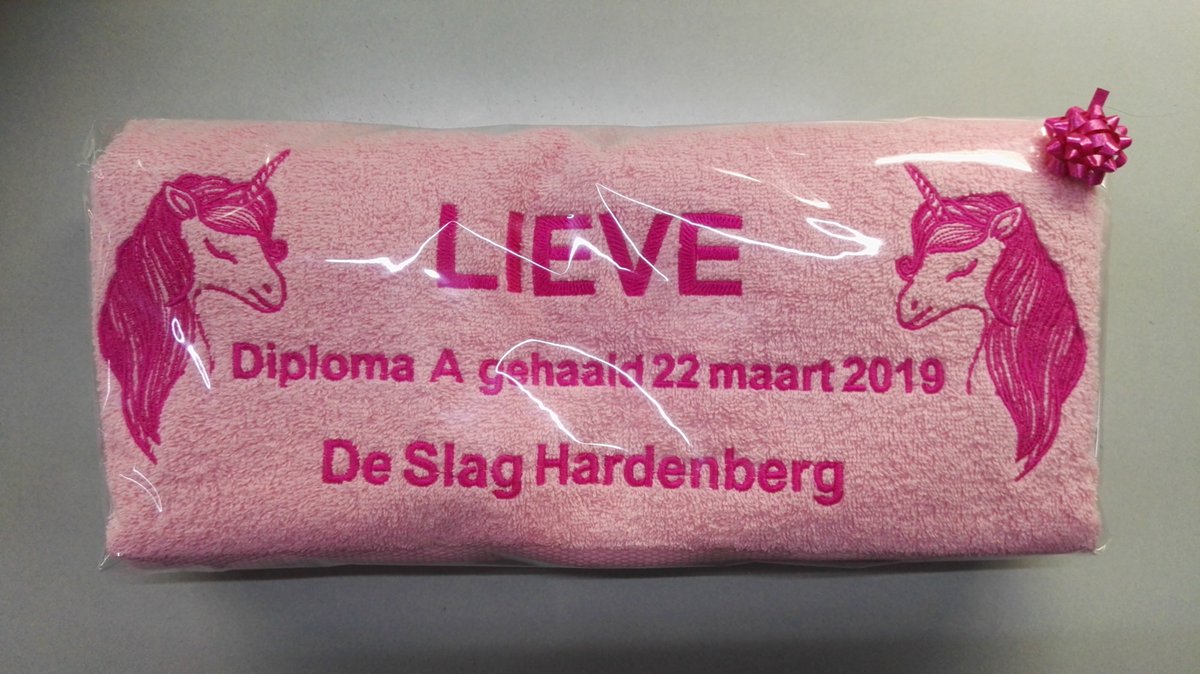Naast seriematige opdrachten borduren wij ook persoonlijke gifts. We hebben keuze uit vele kleuren badlakens en vele andere artikelen.