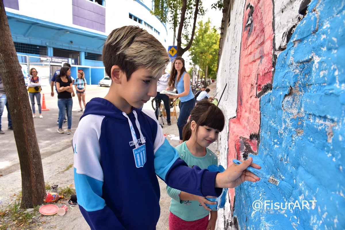 El tiempo pasa, pero el pedido por memoria, verdad y justicia no cesa y se escucha cada vez fuerte.

Fotos de la jornada de ayer en donde los chicos de Memoria Racinguista pintaron un mural conmemorando a los fusilados en la cancha de Racing. #NuncaMas #MemoriaVerdadYJusticia