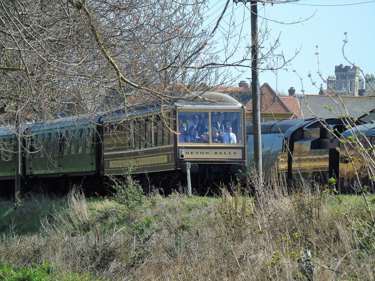 kelly907907's tweet photo. The iconic #flyingscotsman @SwanRailway #bringingbackchildhoodmemeries #childhoodmemories #steamtrain #pullmancoach #pullmanobservationcar #devonbelle #60103 https://t.co/rHPXd4kEVr