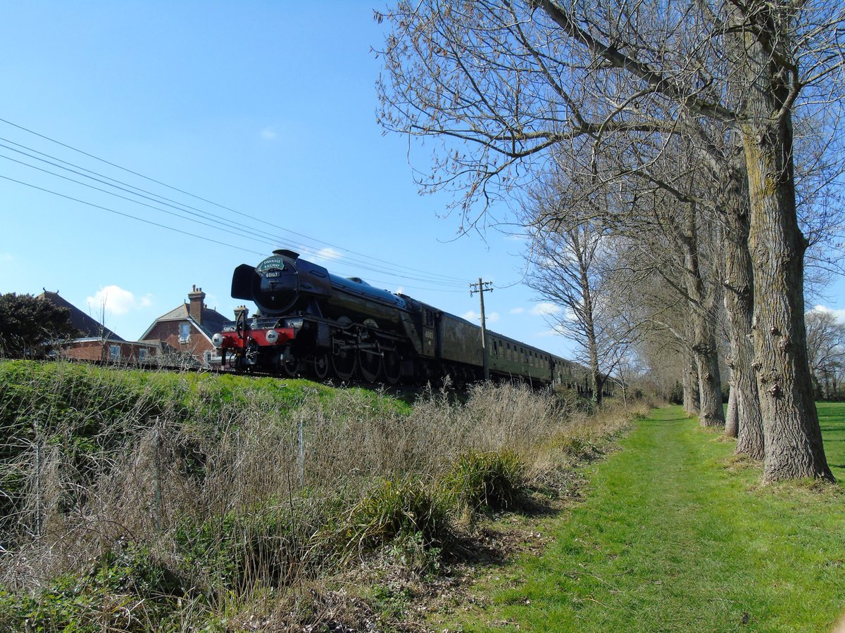 kelly907907's tweet photo. The iconic #flyingscotsman @SwanRailway #bringingbackchildhoodmemeries #childhoodmemories #steamtrain #pullmancoach #pullmanobservationcar #devonbelle #60103 https://t.co/rHPXd4kEVr