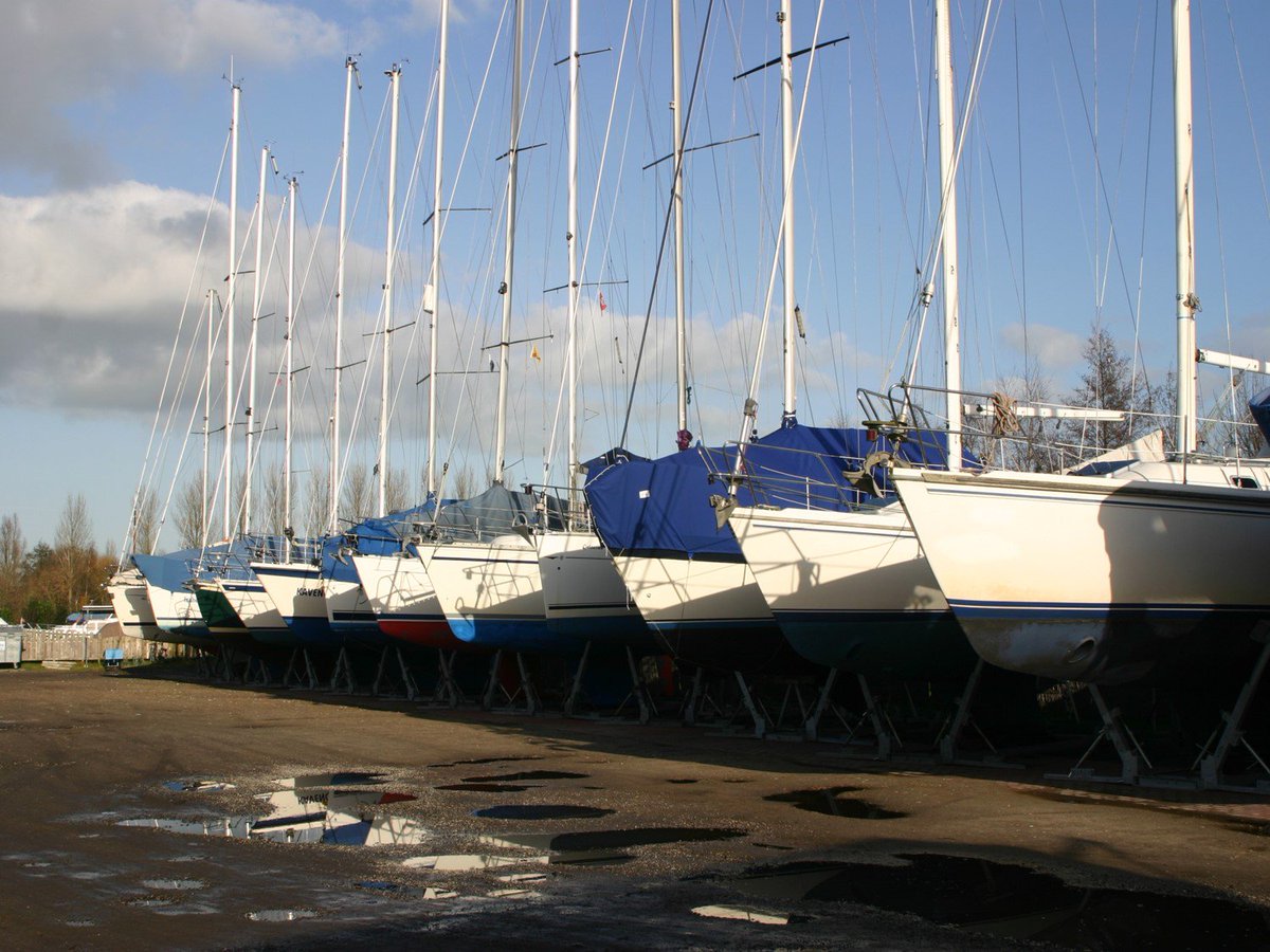 uitwellingerga's tweet image. Einde #Winterstalling De boten gaan weer te water. #Jachthaven #HartvanFriesland #Uitwellingerga #Sneek