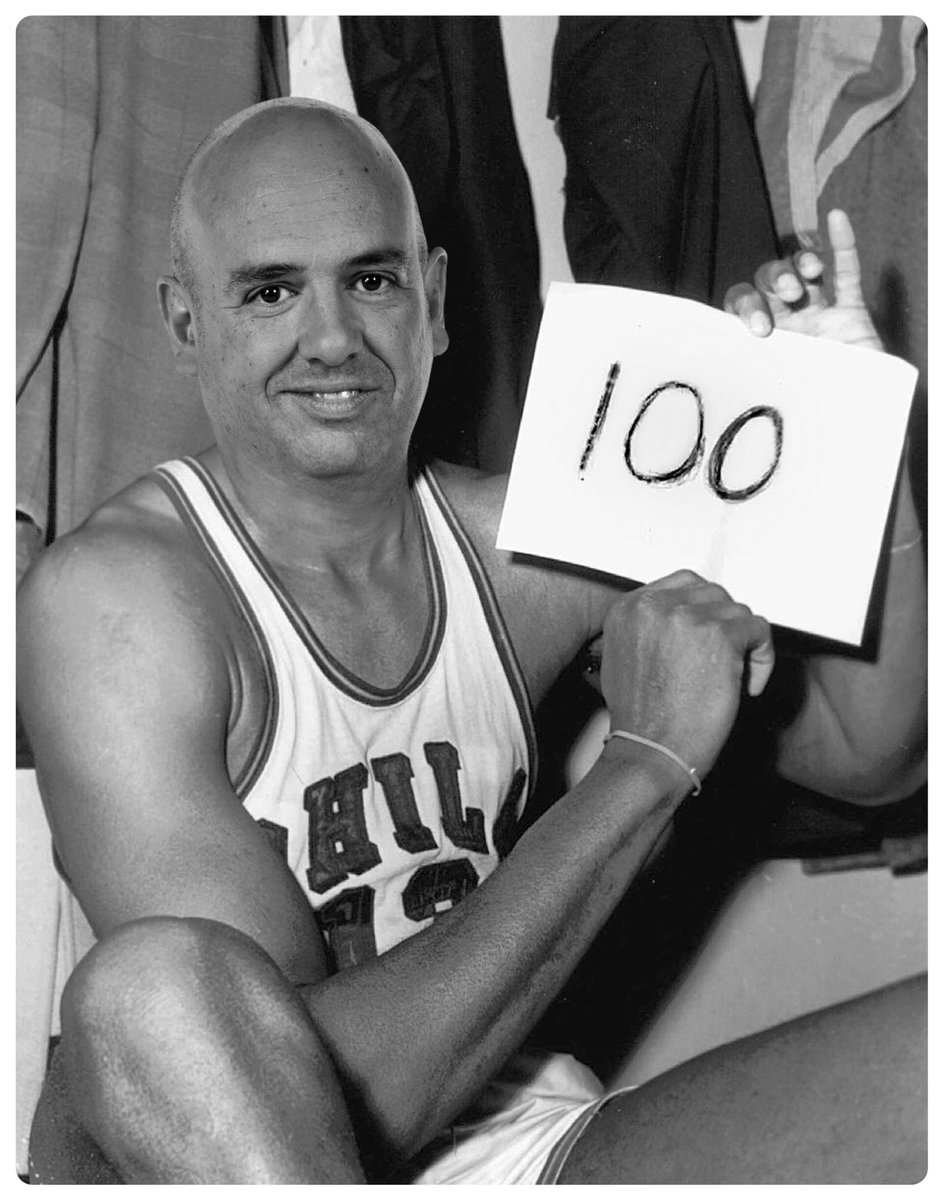 MovistarNBA's tweet photo. Historia viva de la NBA. Don @guillegimenez_ cumple hoy 100 retransmisiones en directo en esta temporada. 

¡Enhorabuena! Y te queda muy bien la pose de Chamberlain 🤣😀
#NBASundays https://t.co/gdDYbkQivV