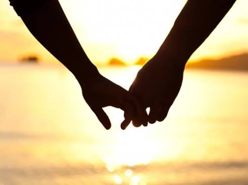 viajanteblue's tweet photo. Eu sou refém
Desse pensamento
Fugitivo do amor
Me perco na ilusão
Pra ficar longe
De tua essência
Fragrância incomum
Permeia a pele
De um suor
A dois 
By @viajanteblue
#AmizadexPoesiaSDV ✌️ 
💙 ESPALHE POESIA 💙 https://t.co/8FSogZ0uSa