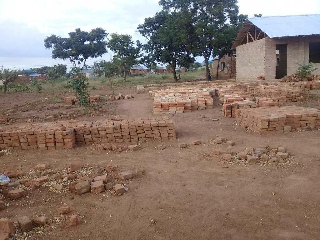 GalulaSospeter's tweet photo. Matofa ya ujenzi wa chumba kimoja cha darasa yanayoletwa na wazazi wa wanafunzi baada ya makubaliano yao kila mzazi kuleta tofali katika shule ya msingi uhuru kijiji cha shy'a' kata ya nyakafulu wilaya ya mbogwe geita https://t.co/kfnnkB1CYS