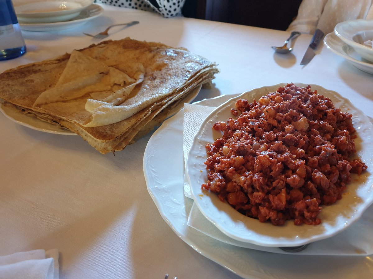 iagovarela's tweet photo. Establecendo tradicións, viñemos comer o cocido a Casa Lourán. Aínda nos prestou! 🐽😋 #ComerBen https://t.co/X6K67eQBap
