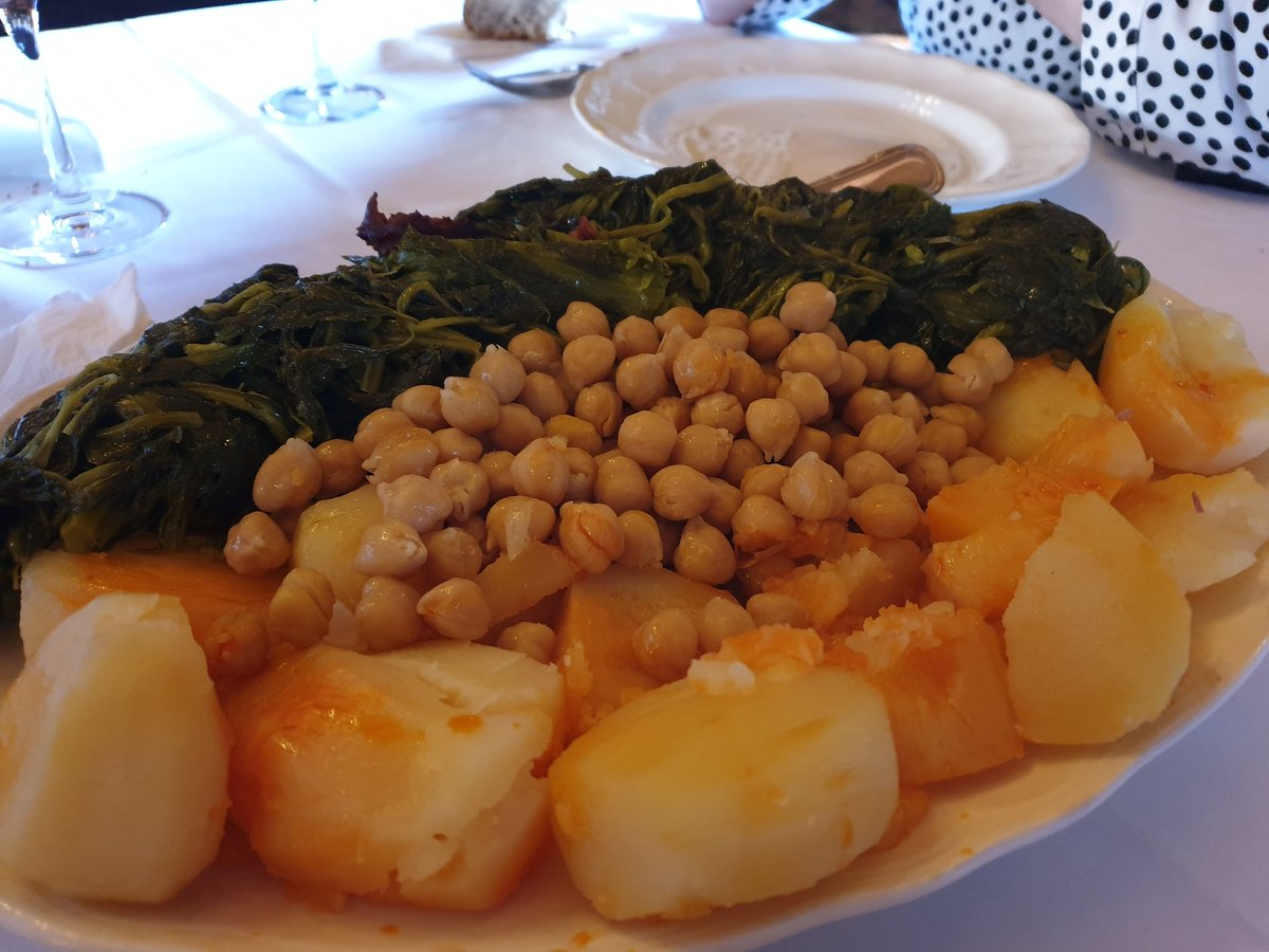 iagovarela's tweet photo. Establecendo tradicións, viñemos comer o cocido a Casa Lourán. Aínda nos prestou! 🐽😋 #ComerBen https://t.co/X6K67eQBap