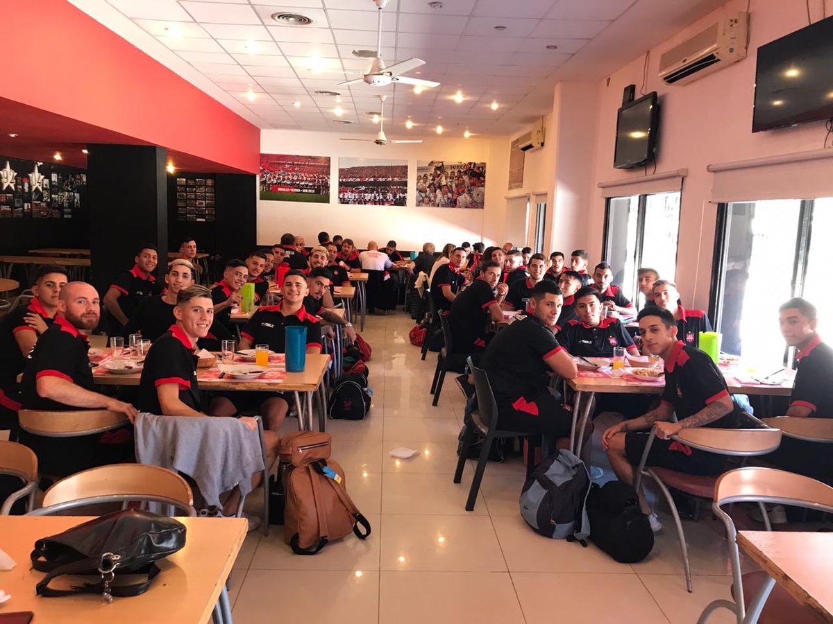 Ya estamos en Rosario !!

El plantel de 1ra y 3ra División ya almorzando en las instalaciones de @CANOBoficial @CANOBmarketing 

Gracias por la hospitalidad y el recibimiento 🔴⚫️